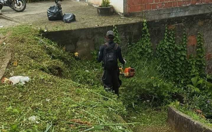 Alto do Basílio recebe serviços de roçagem e capinagem