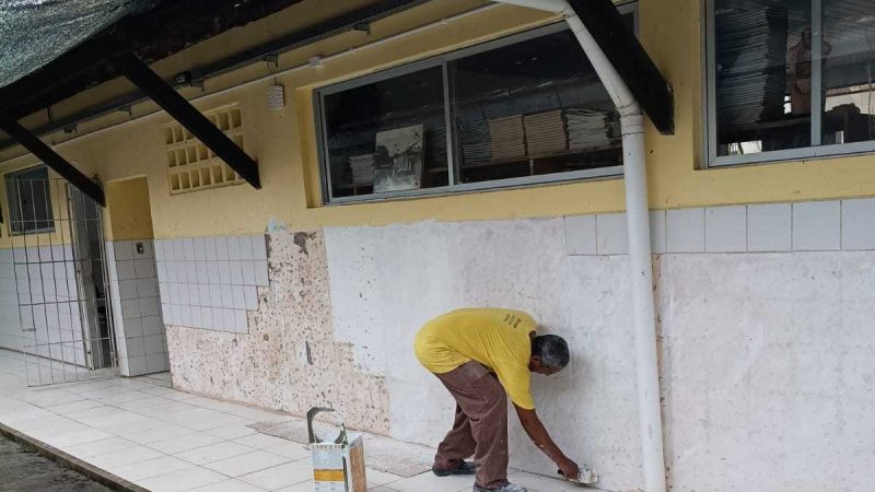Escola Municipal do Banco da Vitória recebe pintura para início do ano letivo
