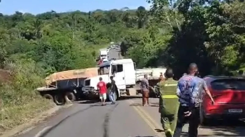 Carreta fica atravessada na BA-001 e causa engarrafamento entre Ilhéus e Itacaré