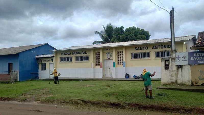 Prefeitura realiza capinagem no interior e no entorno da Escola Municipal do Santo Antônio