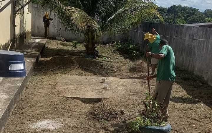 Prefeitura de Ilhéus realiza serviços de limpeza, roçagem e capinagem na Escola Municipal do Couto