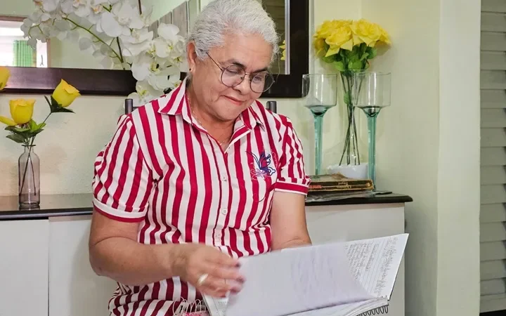 Baiana conquista vaga em universidade 43 anos depois de marido impedi-la de estudar