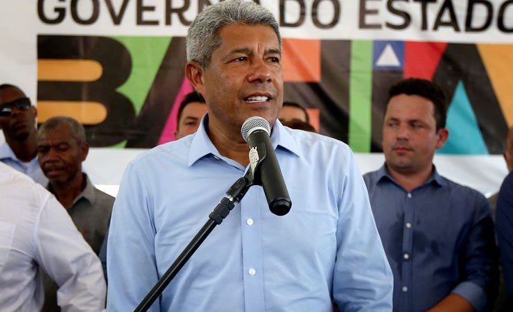 Governador Jerônimo Rodrigues entrega retroescavadeiras para municípios baianos