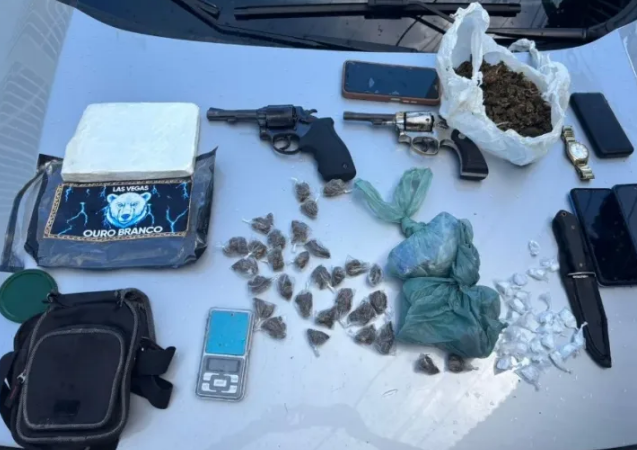 Itabuna: suspeitos colidem moto em viatura e acabam presos com armas e drogas