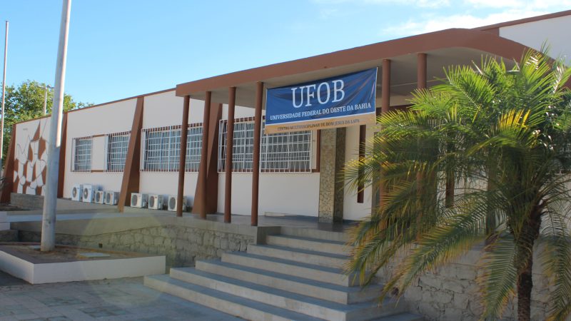 UFOB abre concurso para professor com salário de até R$ 14,4 mil