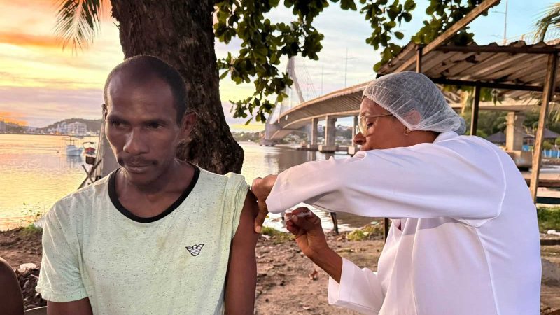 Consultório na Rua leva vacinação contra a gripe à população em situação de rua em Ilhéus