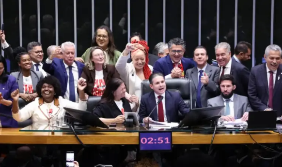 Câmara aprova fim da escala 6×1 em votação histórica; texto segue ao Senado