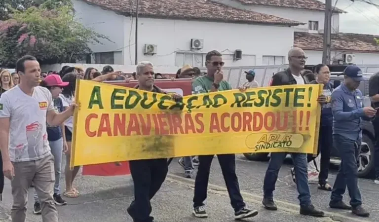 “Não respeitam a educação”: centenas protestam contra prefeito de Canavieiras