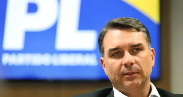 Flávio Bolsonaro articula viagem aos EUA para possível encontro com Donald Trump, dizem assessores