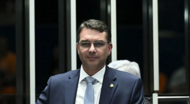 Polícia do Senado apura denúncia de suposto atentado envolvendo Deolane contra Flávio Bolsonaro