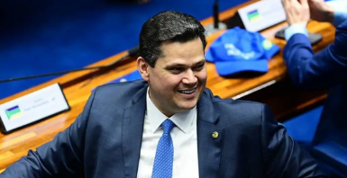 Flávio Bolsonaro e governistas pressionam por CPI do Banco Master no Congresso