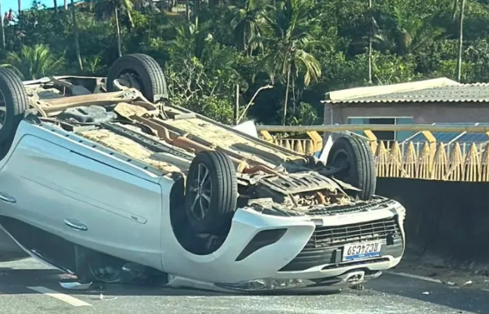Carro capota na Ponte Jorge Amado e reacende alerta sobre sequência de acidentes em Ilhéus
