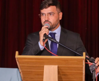 Valderico sanciona reajuste salarial para profissionais da educação em Ilhéus