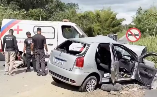 Colisão entre ambulância e carro deixa dois mortos e cinco feridos na BR-101