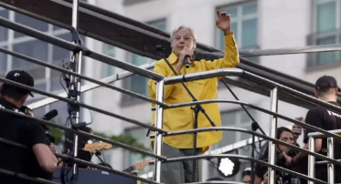 Caetano Veloso vê Brasil em crise e critica avanço de ideias autoritárias