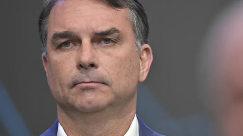 Carro de Flávio Bolsonaro passa por perícia após suspeita de bomba durante debate na Band