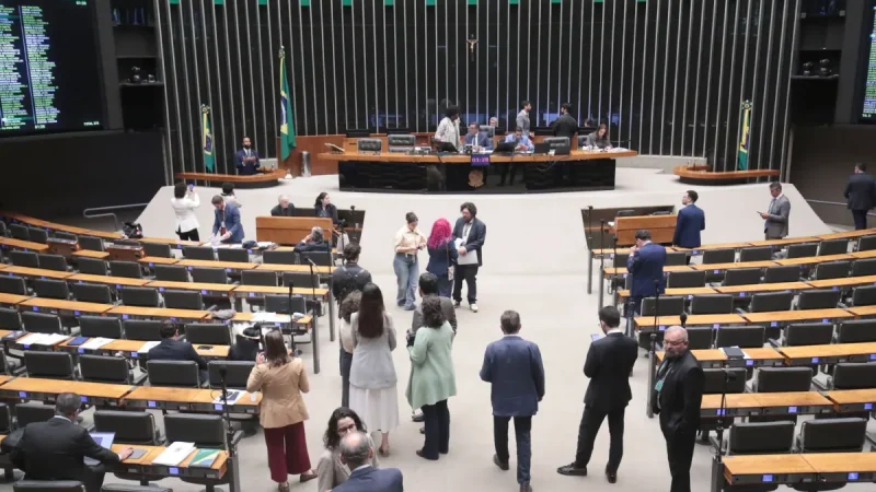 Câmara dos Deputados abre concurso com salários de até R$ 32 mil