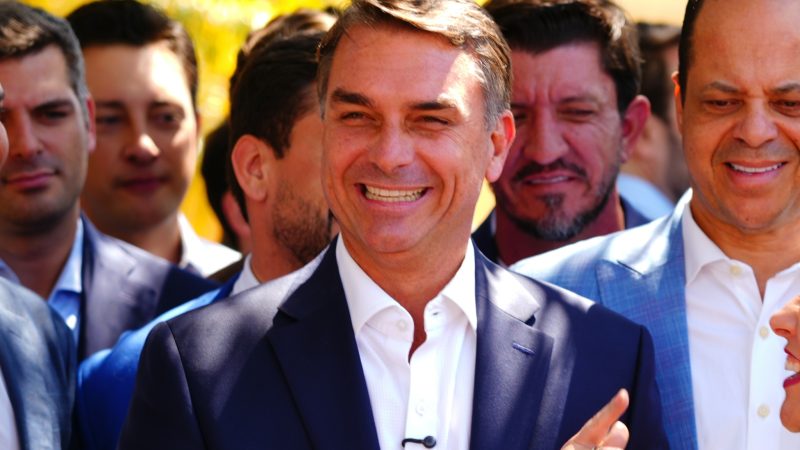 Justiça libera entrega de título de cidadão de Salvador a Flávio Bolsonaro