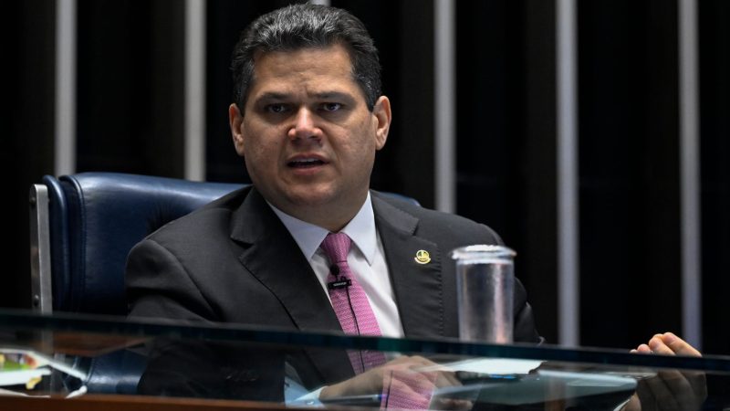 Alcolumbre tira PEC da Segurança de pauta após impasse sobre maioridade penal